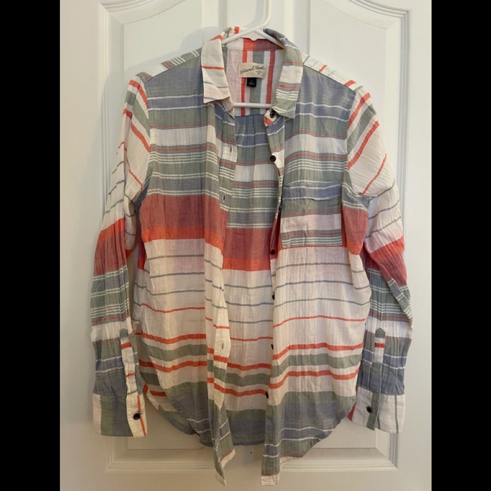 Universal thread button down